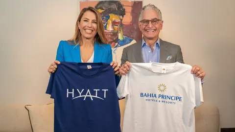 Encarna Pi&ntilde;ero, CEO Global de Grupo Pi&ntilde;ero, junto con Mark Hoplamazian, presidente y CEO de Hyatt.