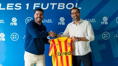 Pie de foto: Jaume Colomb&aacute;s, director de marketing Federaci&oacute;n de F&uacute;tbol Balear, y Juan Ochogav&iacute;a, Director Adjunto de ib-red.