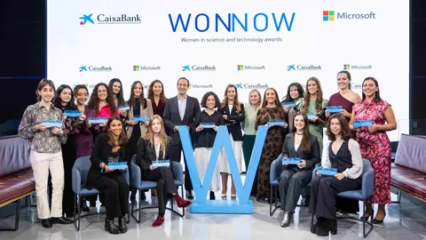  Ganadoras de la 7&ordf; edici&oacute;n de los Premios WONNOW con representantes de CaixaBank y Microsoft. (CaixaBank) 