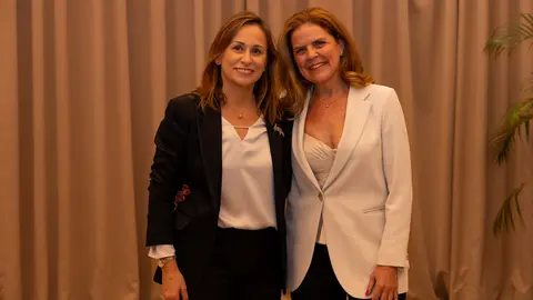 In&eacute;s Rotger junto con la presidenta saliente Esther Vidal.