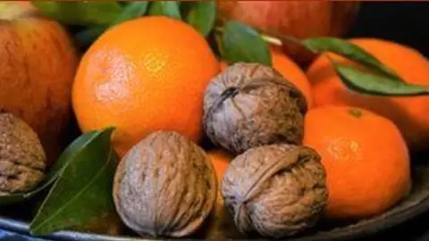  Naranjas y nueces. (Ministerio de Agricultura) 