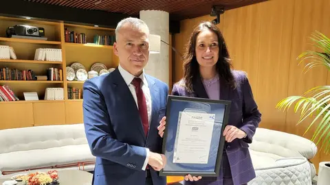  El CEO de Aenor, Rafael Garc&iacute;a Meiro, entrega el certificado a&nbsp;Olga Abad, directora de Banca de Empresas e Instituciones de Santander Espa&ntilde;a. (Banco Santander) 