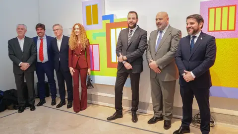 Imagen de familia durante la firma del documento. (Ajuntament Palma)