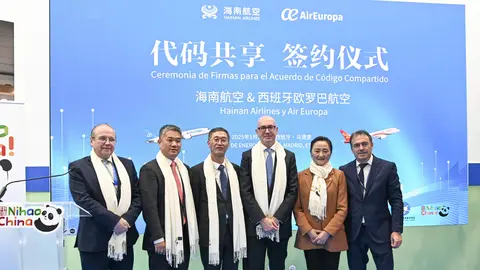 Foto de familia durante la firma del convenio en Fitur. (Globalia)