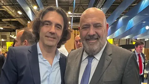 Mika Ferrer, CEO de Palma Beach, junto al alcade de Palma, Jaime Mart&iacute;nez, en Fitur. (Comunicaci&oacute;n Palma Beach)