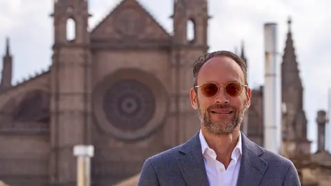 Jeroen Nettekoven posa en el rooftop de Can Bordoy Grand House & Garden, que disfruta unas vistas espectaculares de la Catedral de Palma