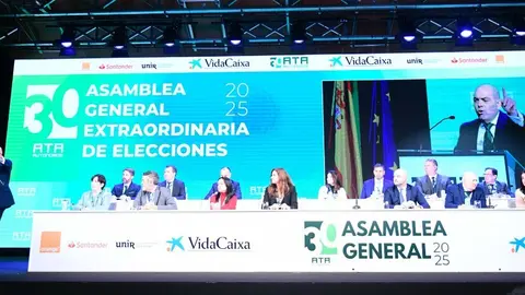  Lorenzo Amor, interviene desde el atril en la asamblea de ATA. 