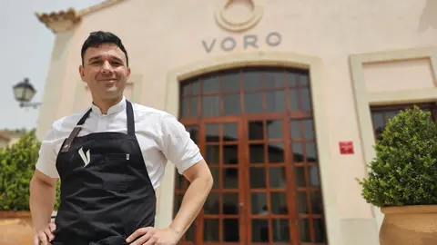 &Aacute;lvaro Salazar frente a la entrada a su restaurante en el Gran Hotel Cap Vermell.