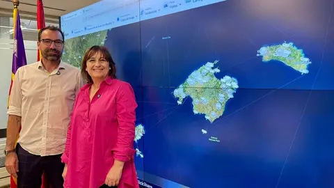 La consellera de Presid&egrave;ncia i Administracions P&uacute;bliques, Ant&ograve;nia Maria Estarellas, y el director adjunto de la empresa IB-RED, Juan Ochogav&iacute;a. (Caib)