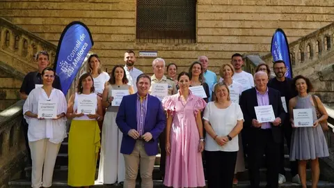Foto de familia con los representantes de los centros acreditados. (Consell de Mallorca)
