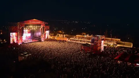 El p&uacute;blico durante la actuaci&oacute;n de Bad Gyal en el Escenario Estrella Damm. (Andr&eacute;s Iglesias)
