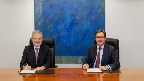 El presidente de CaixaBank, Tom&aacute;s Muniesa, y el presidente de CEOE, Antonio Garamendi, en un momento de la firma. (CaixaBank)
