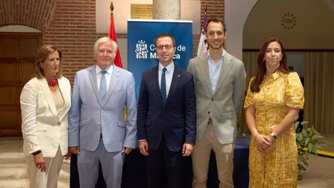 Foto de familia durante la firma del acuerdo. (Consell de Mallorca)