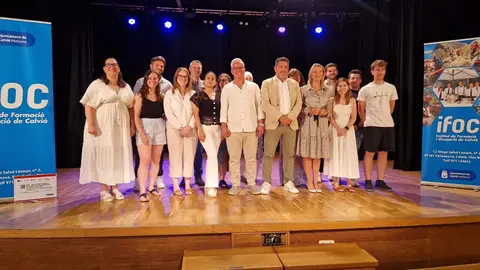 Foto de familia con los j&oacute;venes participantes en el programa. (Ajuntament de Calvi&agrave;)