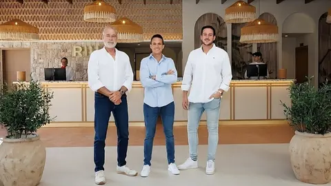 Luis Riu G&uuml;ell, Luis Riu Rodr&iacute;guez y Roberto Riu en el lobby del hotel Riu Palace La Mola en Formentera.