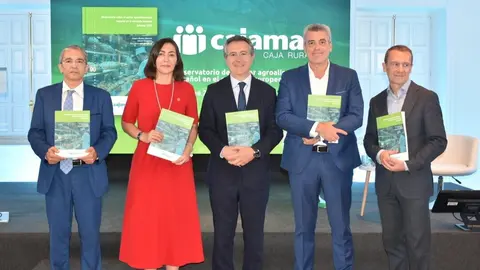 Foto de familia durante la presentaci&oacute;n del informe. (Cajamar)