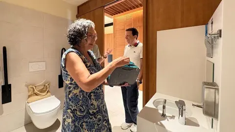 Yolanda Fern&aacute;ndez (FAPOE) examina la nueva instalaci&oacute;n adaptada en el centro comercial Mallorca Fashion Outlet. (Joaqu&iacute;n Macua)