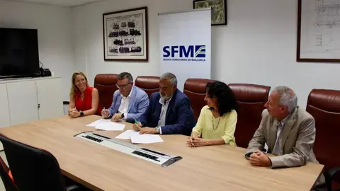 Imagen durante la firma del acuerdo. (Caib)