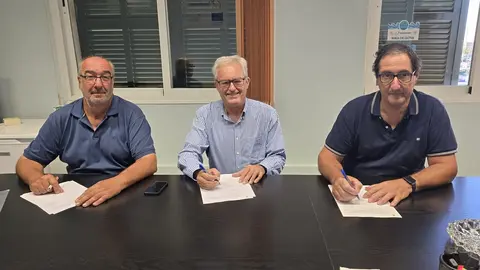 La Conselleria de Agricultura, Pesca y Medio Natural, a trav&eacute;s de la Direcci&oacute;n General de Pesca, y la Federaci&oacute;n Balear de Cofrad&iacute;as de Pescadores y la Organizaci&oacute;n de Productores Pesqueros OPMallorcaMar, preparan la carta. (Govern de les Illes Balears)