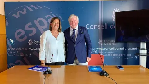 El consejero de Turismo, Jos&eacute; Marcial Rodr&iacute;guez, y la directora insular de Turismo para la Oferta y la Calidad, Clara del Moral. (Consell de Mallorca)