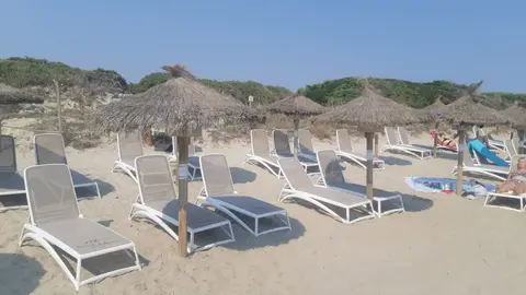 Sombrillas y hamacas en Playa de Muro. (ADOPUMA)