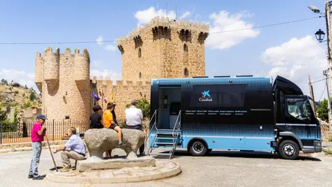 Vecinos de la localidad de Villaviciosa (&Aacute;vila) esperan a ser atendidos en la oficina m&oacute;vil de CaixaBank. (CaixaBank)