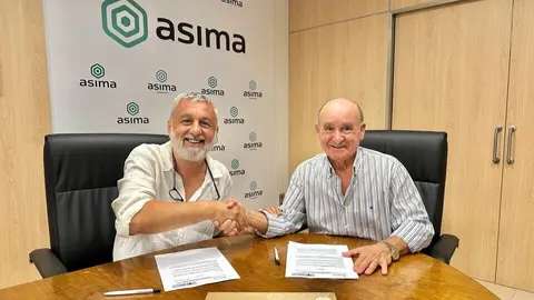 Antoni Jaume y Francisco Martorell, firmando el convenio. (ASIMA)