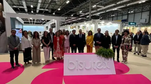 Foto de familia en la feria Bisutex. (Caib)