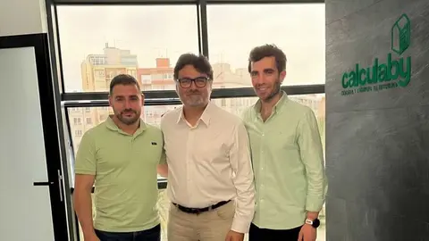 Tolo Gomila de Mindhead entre los responsables de Calculaby, Javier Mart&iacute;n y Carlos Garc&iacute;a.