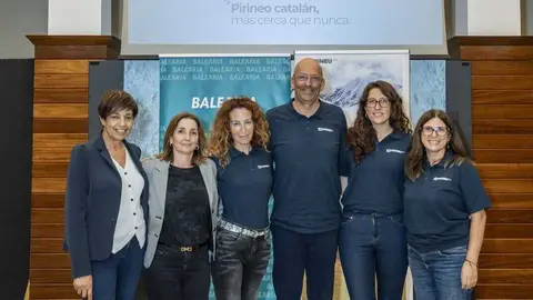 Foto de familia en la renovaci&oacute;n del acuerdo. (Bale&aacute;ria)