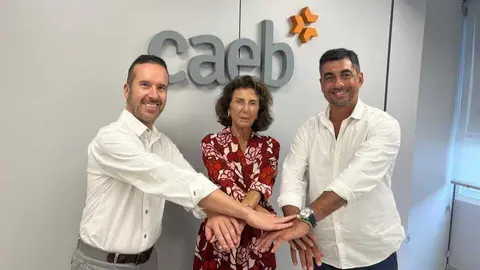 Los dos cofundadores de la asociaci&oacute;n con la presidenta de CAEB, Carmen Planas.