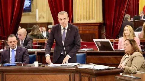 El conseller d&rsquo;Educaci&oacute; i Universitats, Antoni Vera, durante su intervenci&oacute;n en el Parlament.