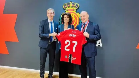 Imagen durante la firma del convenio. (Caeb)