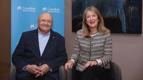 Juan Lull, presidente y fundador de Hipotels Hotels&Resorts, y Mar&iacute;a Cruz Rivera, directora territorial de CaixaBank en Baleares. (CaixaBank)