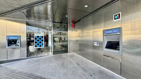Imagen de la oficina 200 en la Rambla Catalunya, con los c&oacute;digos NaviLens en uno de sus cajeros autom&aacute;ticos. (Banco Sabadell)