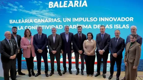 Adolfo Utor, presidente de Bale&agrave;ria; Fernando Clavijo, presidente del Gobierno de Canarias; Benito N&uacute;&ntilde;ez, secretario general de Transportes A&eacute;reo y Mar&iacute;timo; Manuel Dom&iacute;nguez, vicepresidente del Gobierno de Canarias; Gustavo Santana, presidente de Puertos del Estado y otras autoridades. (Balearia)