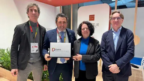 Imagen durante la entrega del reconocimiento. (Ayuntamiento de Calvi&agrave;)