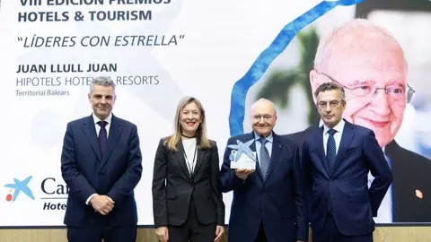 Imagen de la entrega del reconocimiento en Fitur. (CaixaBank)