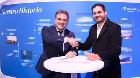 Imagen de la firma del acuerdo. (Air Europa)