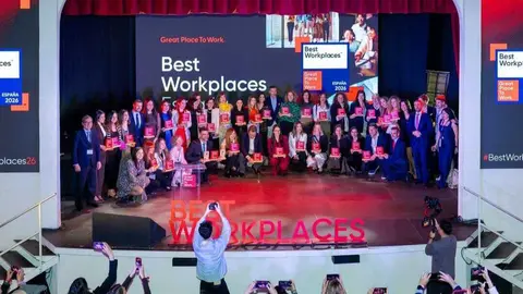 Foto de familia con los premiados. (Great Place To Work&reg;)
