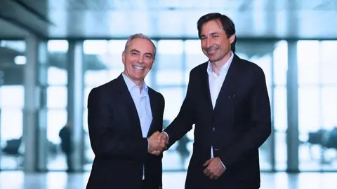 Jacobo D&iacute;az, Director General del &Aacute;rea de Finanzas y Banca Digital de Bankinter; y Paco Salcedo, presidente de Microsoft Espa&ntilde;a. Imagen con fondo modificado con IA