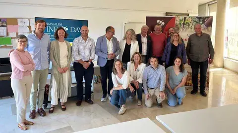 Foto de familia durante la presentaci&oacute;n del evento. (Wine Days DO Binissalem)