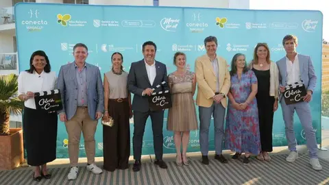 Foto de familia en el photocall del encuentro. (Ayuntamiento de Calvi&agrave;)