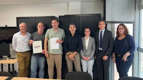 Foto de familia tras la firma del convenio. (CAEB)