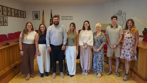 foto de familia con los j&oacute;venes seleccionados para el programa. (Ayuntamiento de Marratax&iacute;)