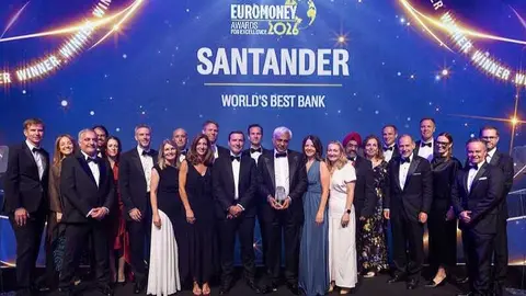 Foto de familia en la entrega de premios. (Banco Santander)