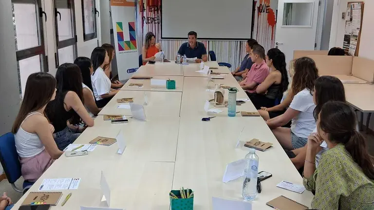 Imagen de la bienvenida oficial a las personas seleccionadas. (Ajuntament de Calvi&agrave;)