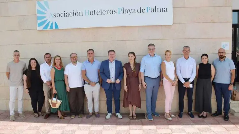 Imagen con los miembros de la Asociaci&oacute;n Hotelera Platja de Palma. (Consell de Mallorca)
