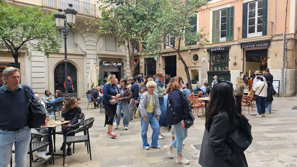 Imagen de turistas paseando en el centro de Palma.