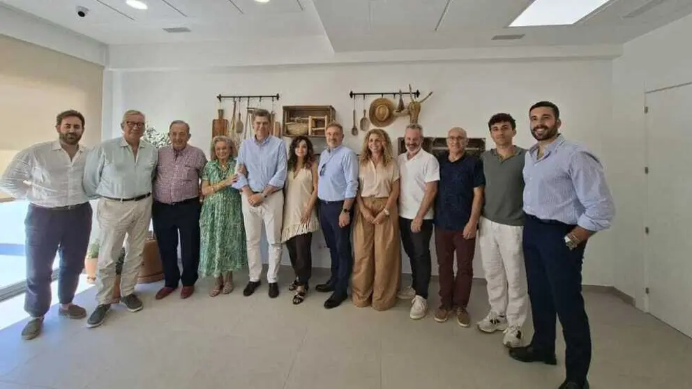 Foto de familia durante la visita institucional. (Garden Hotels)